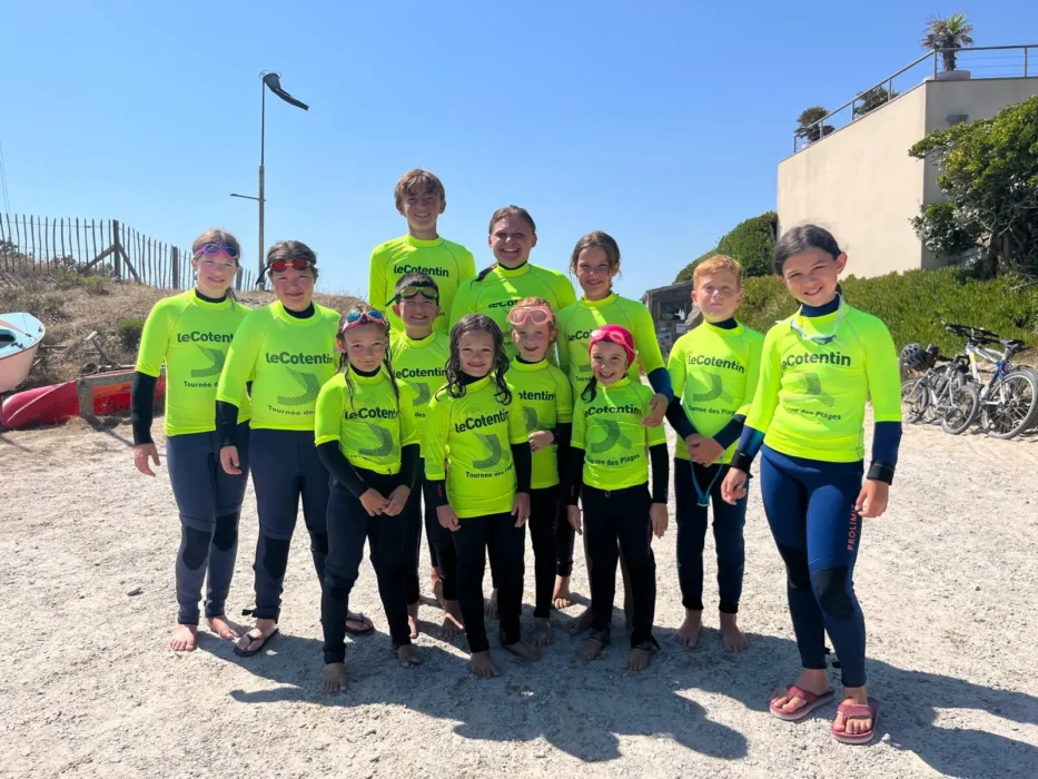 Groupe de jeunes en tenue de plongée et portant un lycra jaune Tournée des plages / CAC