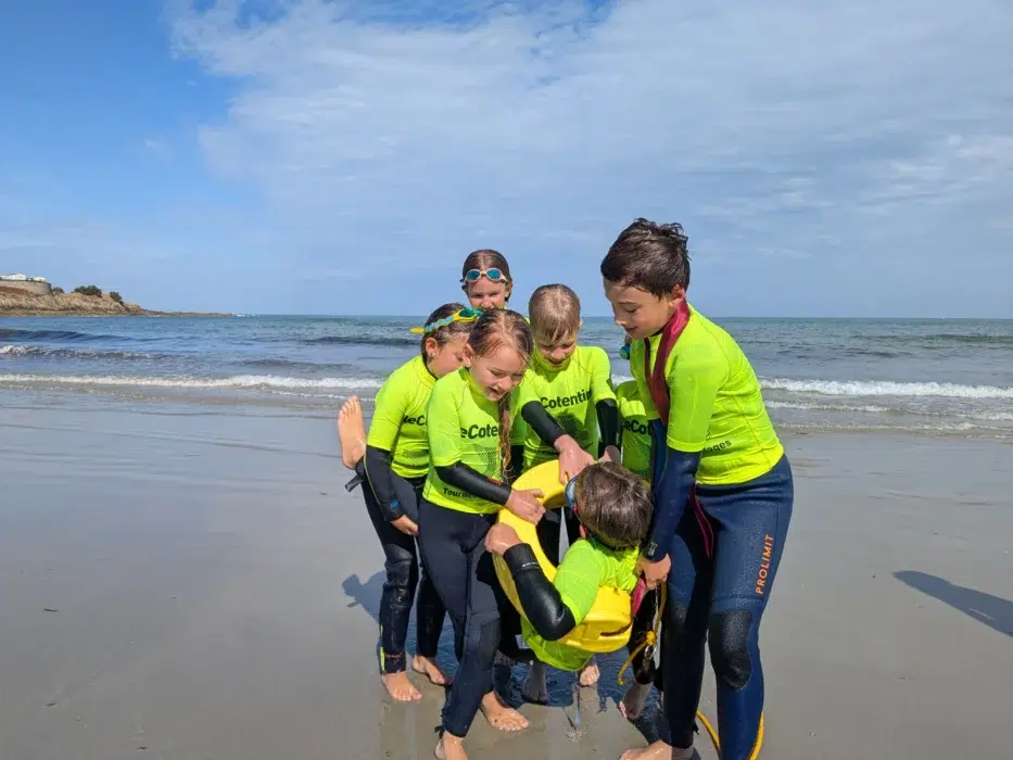 groupe de jeune étant initiatiés au secourisme dans le cadre de la Tournée de Plages.